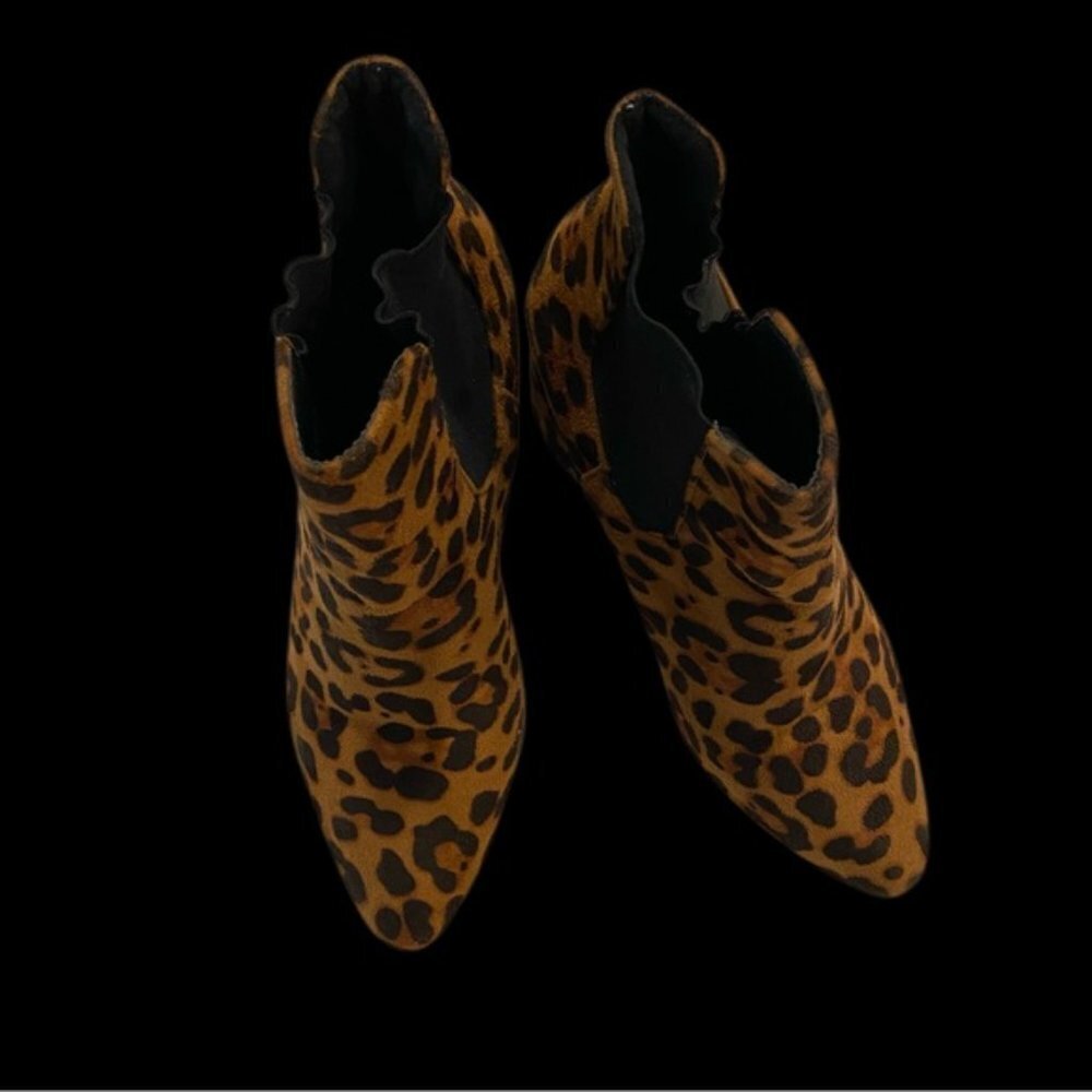 Animal print women’s size 8 boot